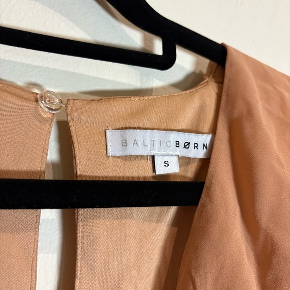 BALTIC BORN Sarah Smocked Midi Dress in Dusty Camel Size Small - Picture 7 of 9